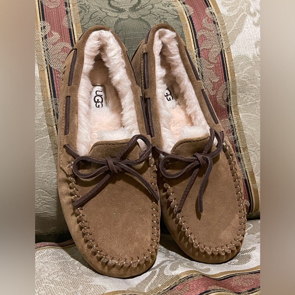 UGG Dakota Slipper Women. Size 6 Women 
N18-02